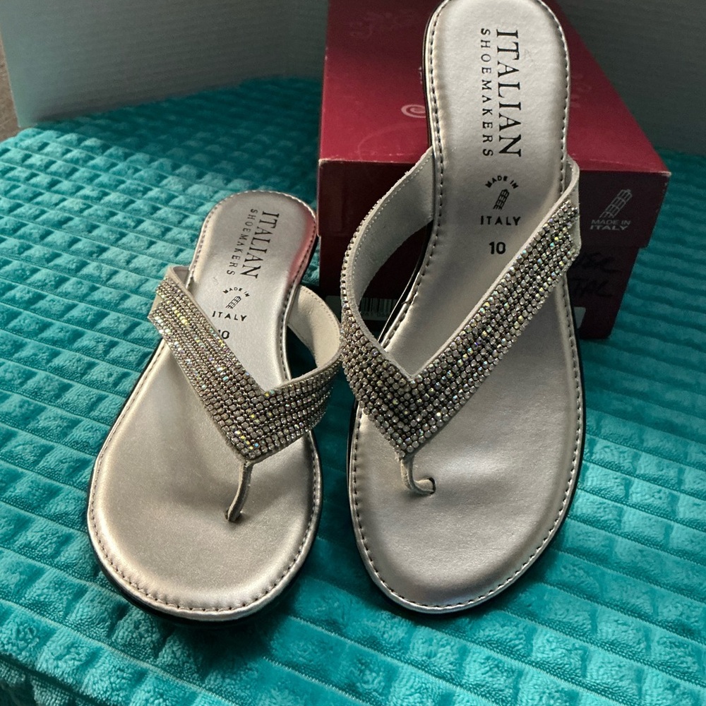 NEW IN BOX Italian Shoemakers crystal Silver Sandals Size 10
